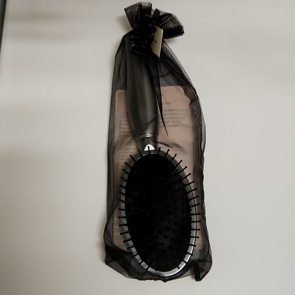Aria Beauty detangling brush